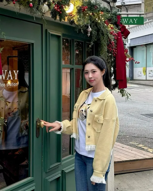 이유빈이 크리스마스트리 장식이 돋보이는 카페에서 옐로 재킷과 데님 팬츠로 포근한 겨울 스타일을 선보인다. /사진=이유빈 인스타그램