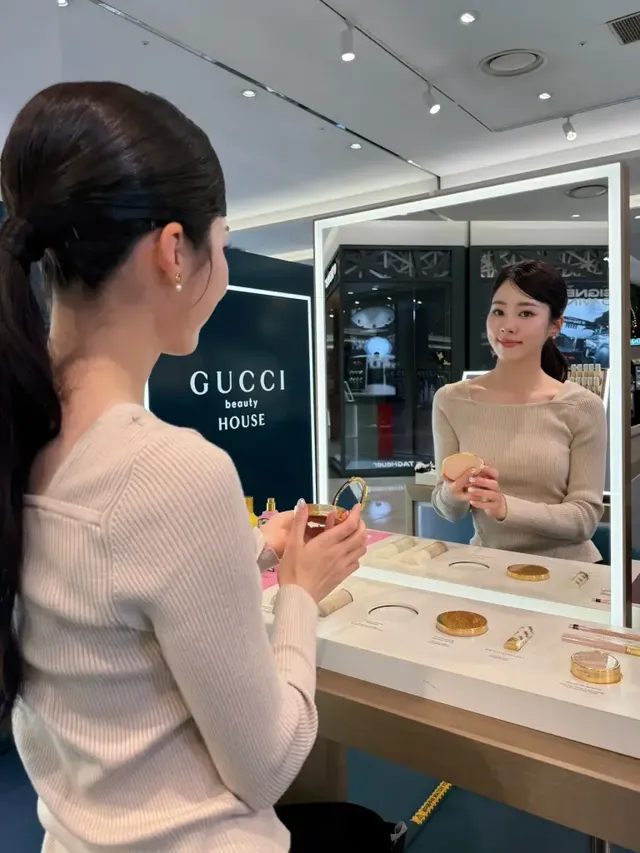 노윤주가 백화점 조명 아래에서 우아한 로우 포니테일과 골드 이어링으로 세련된 매력을 더하고 있다. /사진=노윤주 인스타그램