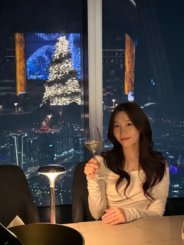 정소연이 따뜻한 호텔 라운지에서 크림 톤 올화이트 오프숄더 룩을 선보이며 우아한 실루엣을 자랑한다. /사진=정소연 인스타그램