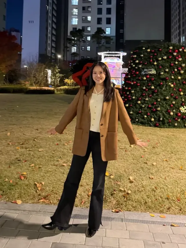 도시의 밤 조명 아래, 카멜 블레이저로 따뜻하고 정돈된 스타일을 선보인 장예원. /사진=장예원 인스타그램