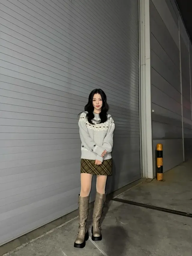 흰이 포근한 노르딕 패턴 니트와 클래식한 체크 미니스커트를 매치하여 겨울 감성 가득한 데일리룩을 선보였다. /사진=흰 인스타그램
