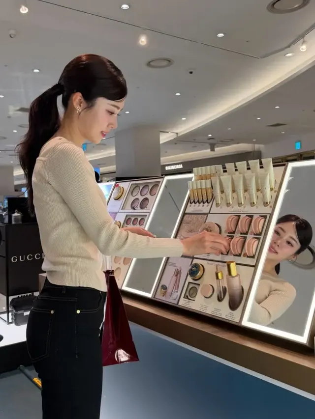 노윤주가 구찌 뷰티 제품들을 섬세하게 살펴보며 쇼핑백을 들고 있는 모습이다. /사진=노윤주 인스타그램