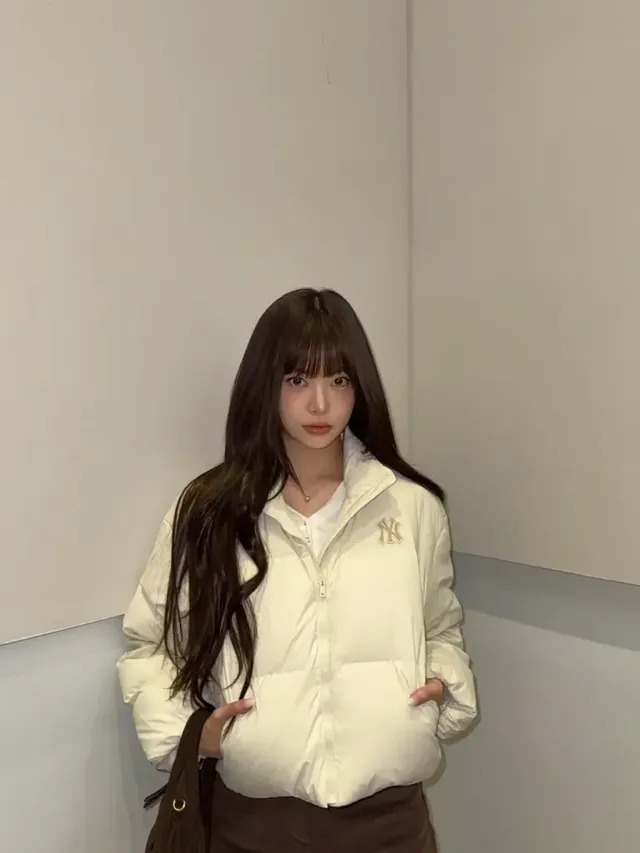 홍은채가 포근한 아이보리 패딩으로 완성한 차분하고 감성적인 겨울 무드. /사진=홍은채 인스타그램