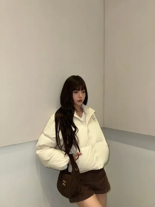 무릎 위로 곧게 뻗은 다리 라인과 퀼팅 호보백으로 세련된 윈터 룩을 연출했다. /사진=홍은채 인스타그램