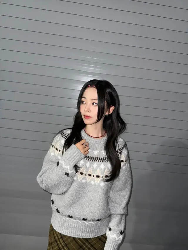 [캡션2] 니트와 미니스커트, 롱부츠의 완벽한 조화로 매끈한 각선미와 따뜻한 무드를 동시에 연출한 흰의 모습이다. /사진=흰 인스타그램