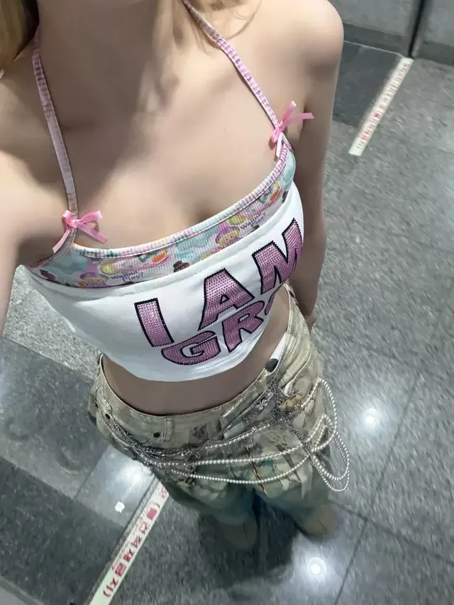 블론드 헤어와 헤드 스카프, 망사 스타킹으로 Y2K 무드를 한층 더한 벨의 전신 샷. /사진=KISS OF LIFE 인스타그램