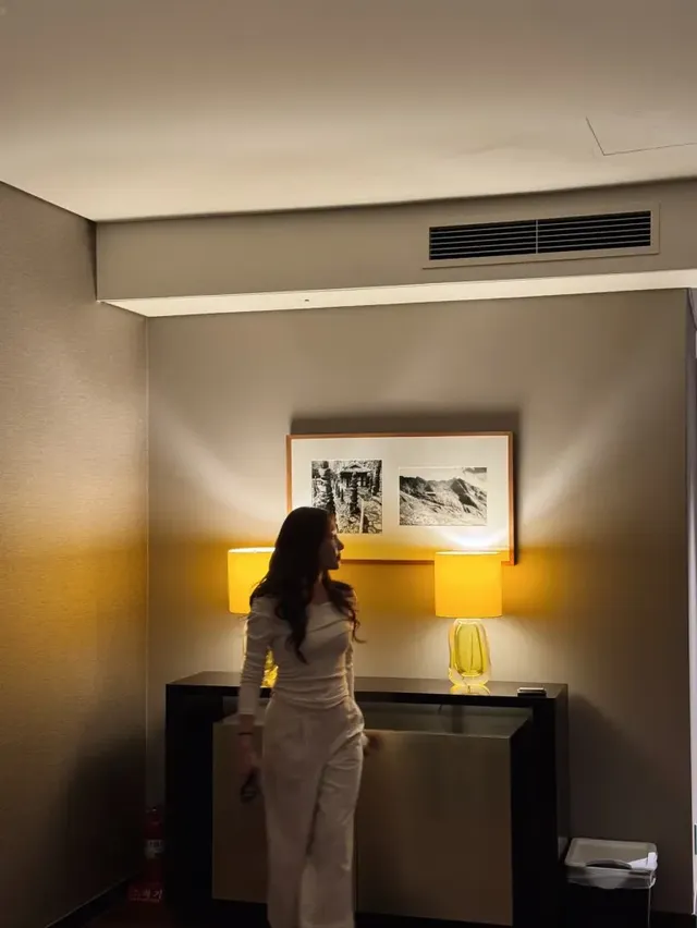 황금빛 크리스마스 트리 앞에서 정소연이 감성적인 겨울 분위기를 연출하며 시선을 끈다. /사진=정소연 인스타그램