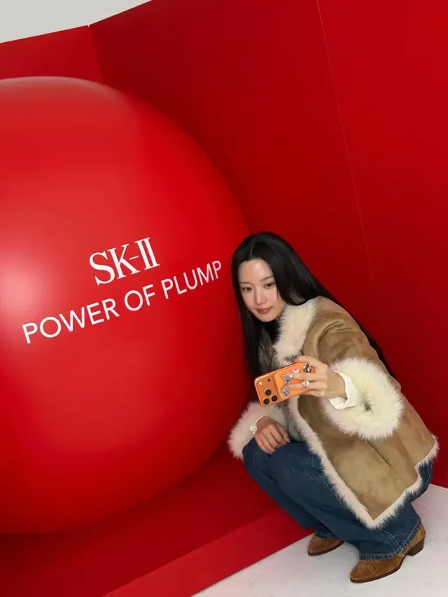 문가영이 SK-II 팝업 행사장에서 포근한 시어링 코트와 레드 볼의 조화로 겨울 무드 가득한 스타일을 선보이고 있다. /사진=문가영 인스타그램