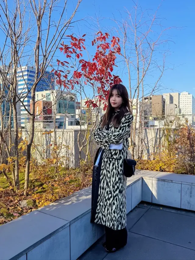 섬세한 손동작과 절제된 악세서리로 레오파드 코트의 우아함을 더욱 강조하는 모습이다. /사진=채정안 인스타그램