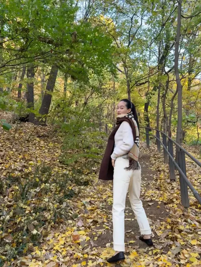 자연스러운 실루엣과 뉴트럴 톤의 조화가 돋보이는 신현지의 가을 스타일링. /사진=신현지 인스타그램