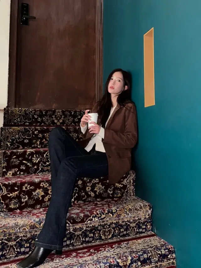 도시의 밤 조명 아래, 카멜 블레이저로 따뜻하고 정돈된 스타일을 선보인 장예원. /사진=장예원 인스타그램