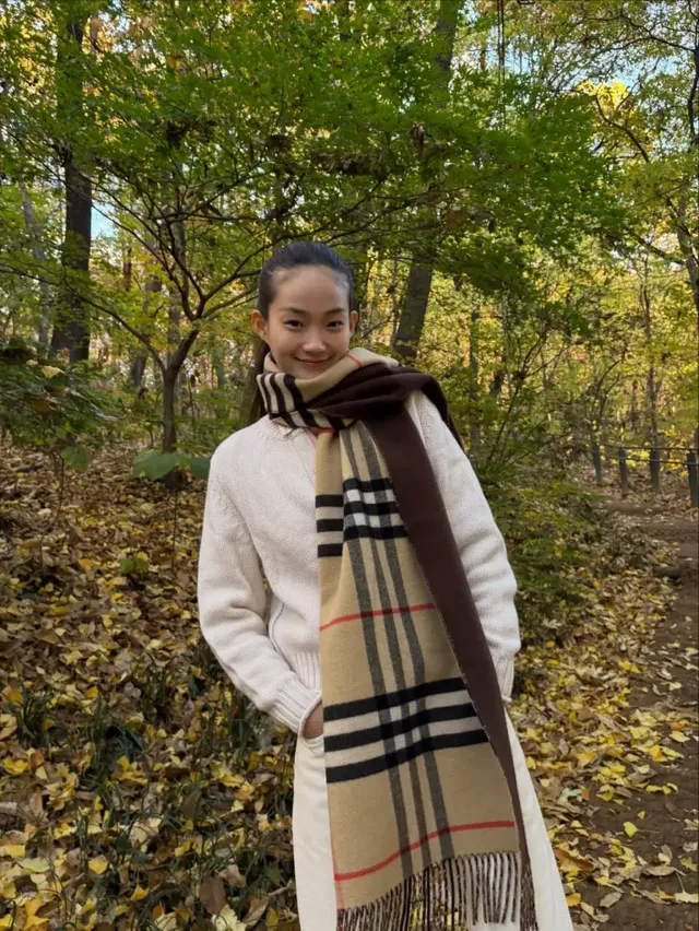 차분한 브라운 계열의 버버리 체크 머플러로 포인트를 준 신현지의 가을 데일리룩. /사진=신현지 인스타그램