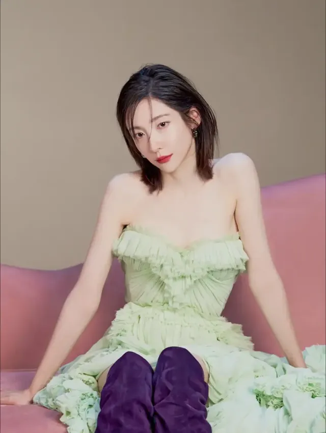  라이트 민트 드레스를 입고 부드러운 파스텔 톤 배경에서 우아한 실루엣을 선보이는 박지현의 모습이다. /사진=박지현 인스타그램