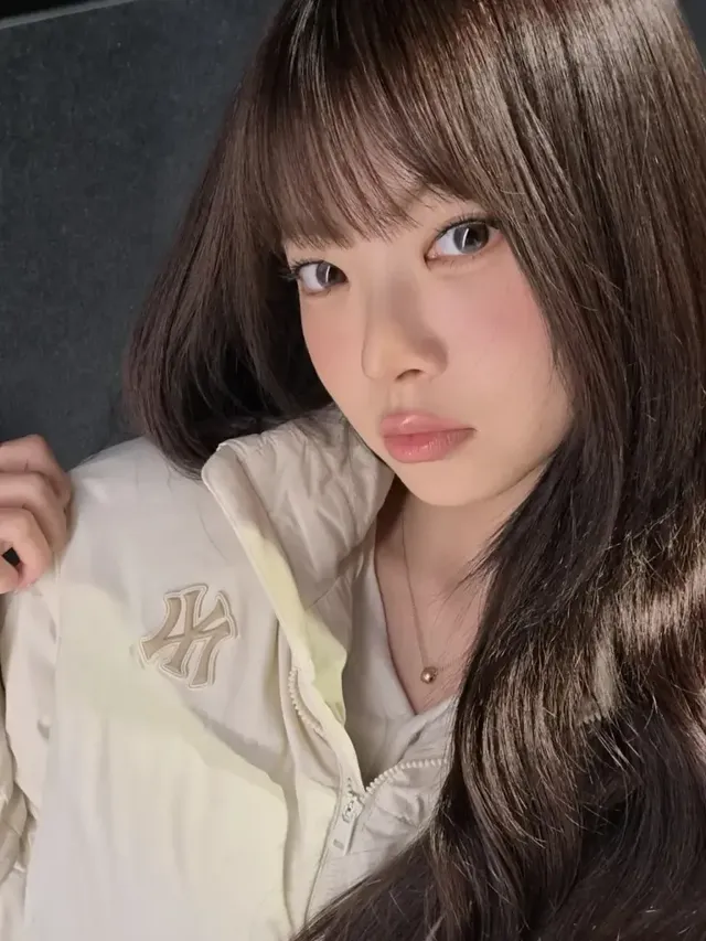 MLBNY 로고가 돋보이는 패딩과 브라운 코듀로이 미니스커트의 조화가 돋보인다. /사진=홍은채 인스타그램