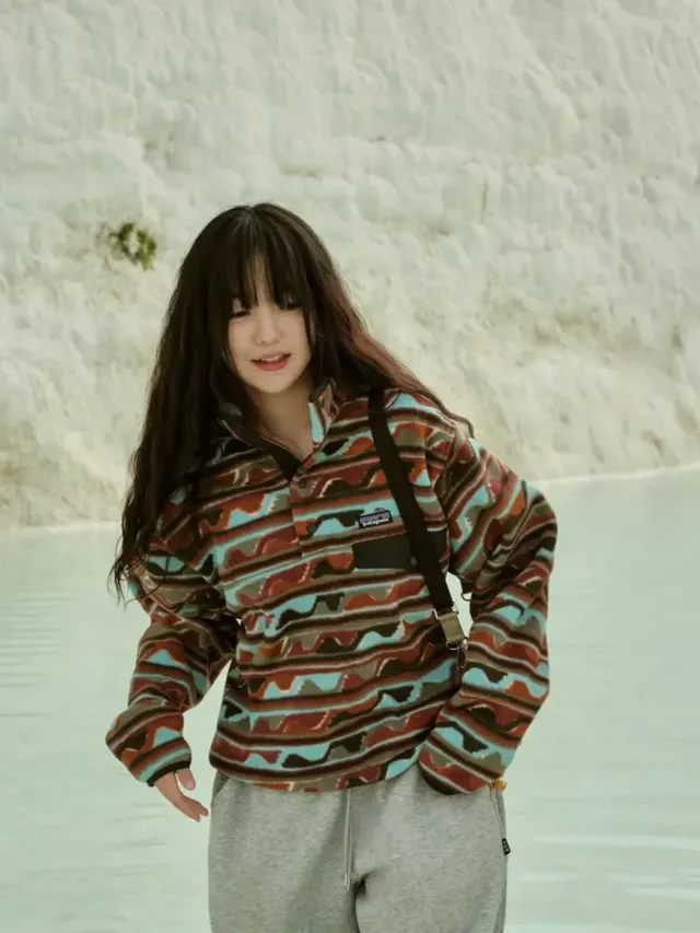 석회암 계곡의 물빛과 어우러진 패턴 플리스와 조거 팬츠로 따뜻한 감성을 드러내는 문지인의 모습. /사진=문지인 인스타그램