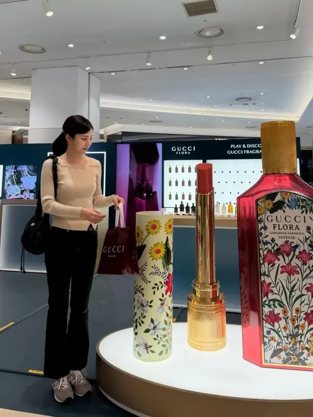 노윤주가 구찌 뷰티 존에서 포근한 아이보리 니트 스타일로 카메라를 응시하고 있다. /사진=노윤주 인스타그램