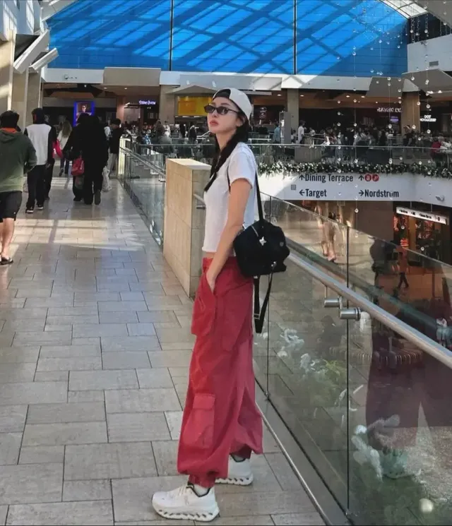 편안한 와이드 실루엣의 레드 카고 팬츠와 플랫폼 스니커즈로 다리 라인을 강조하며 실용성과 멋을 동시에 잡은 김윤지이다. /사진=김윤지 인스타그램