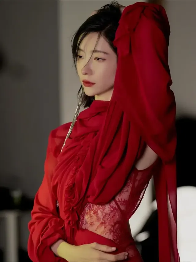 암적색 레드 드레스와 레이스 디테일로 강렬하면서도 관능적인 무드를 연출한 박지현의 화보 컷이다. /사진=박지현 인스타그램