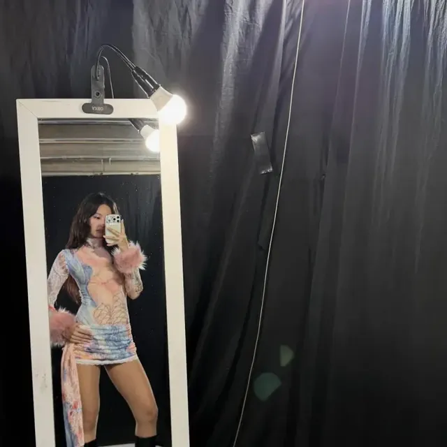 검은 커튼과 은은한 조명 아래, 몽환적인 시스루 드레스를 입고 포즈를 취하는 제니의 모습. /사진=제니 인스타그램