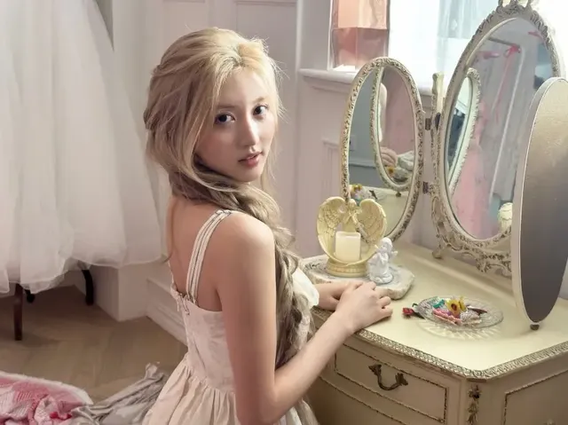 빈티지 화장대 앞에서 거울을 보며 고혹적인 포즈를 취하고 있는 가을의 아름다운 옆모습. /사진=가을 인스타그램