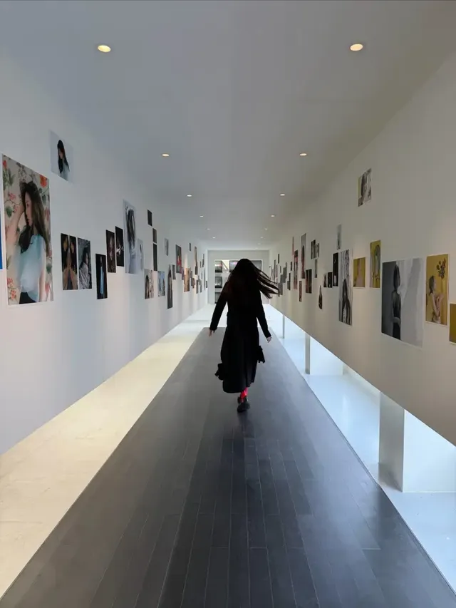  차분하게 정돈된 스트레이트 헤어와 은은한 윤광 메이크업이 태연의 우아한 분위기를 더욱 강조한다. /사진=태연 인스타그램