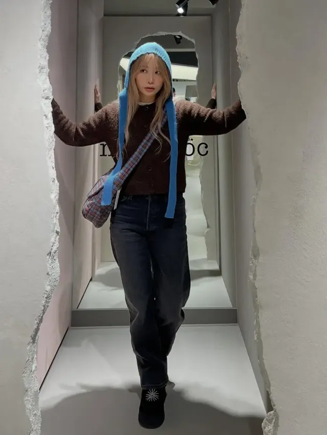 포근한 브라운 카디건과 블루 니트 후드를 매치해 따뜻한 겨울 스타일을 선보이는 제아의 모습. /사진=제아 인스타그램