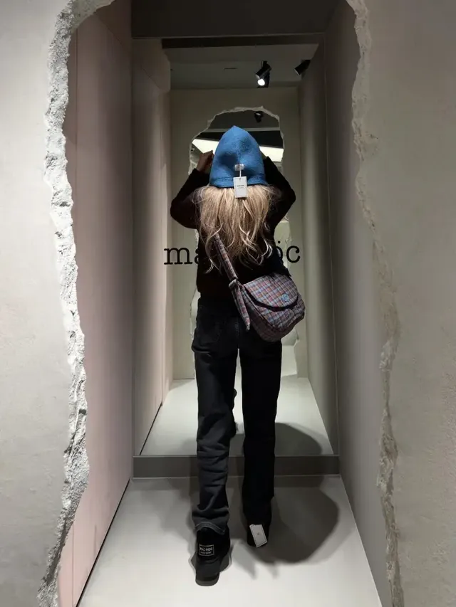 차분한 색감의 샵 미러룸에서 여유로운 포즈를 취하며 데일리룩의 편안함을 강조하는 제아. /사진=제아 인스타그램