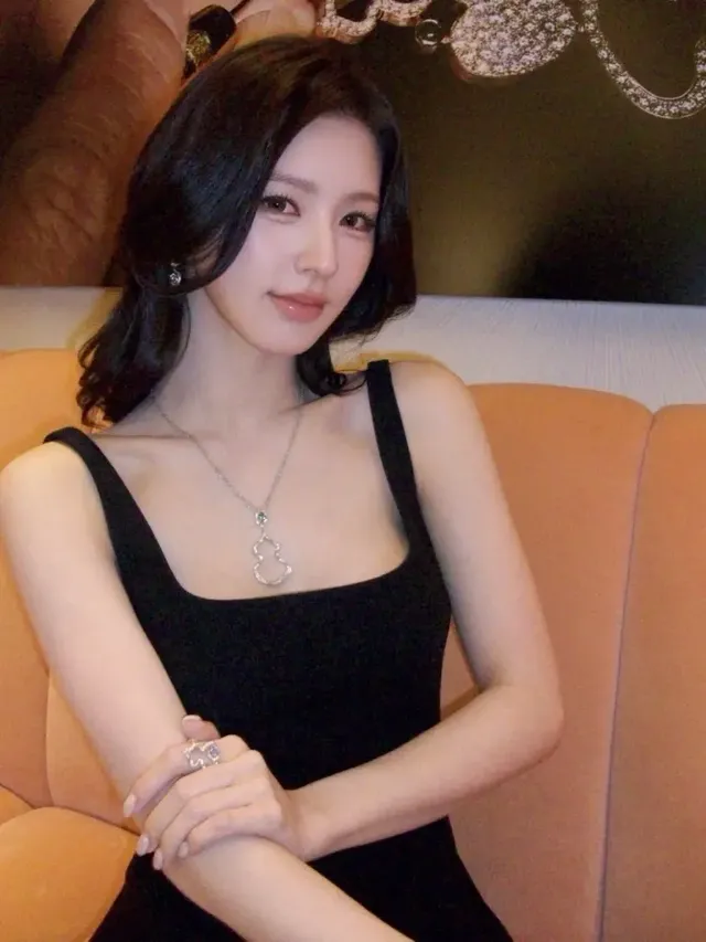 네크리스와 링으로 포인트를 더한 미연의 매혹적인 모습이다. /사진=미연 인스타그램