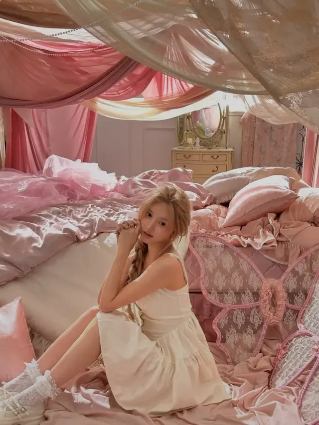 햇살이 쏟아지는 로맨틱 핑크 베드룸에서 아이보리 슬립드레스를 입고 앉아있는 가을의 모습. /사진=가을 인스타그램