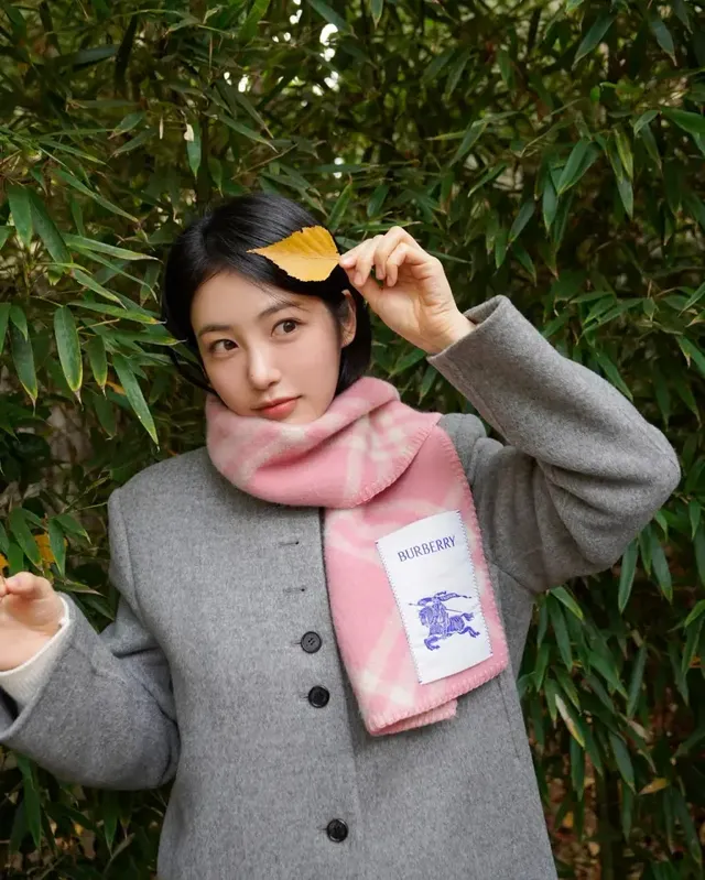 차분한 그레이 코트와 아이보리 팬츠에 Burberry 핑크 체크 머플러로 포인트를 준 신예은의 전신 스타일. /사진=신예은 인스타그램