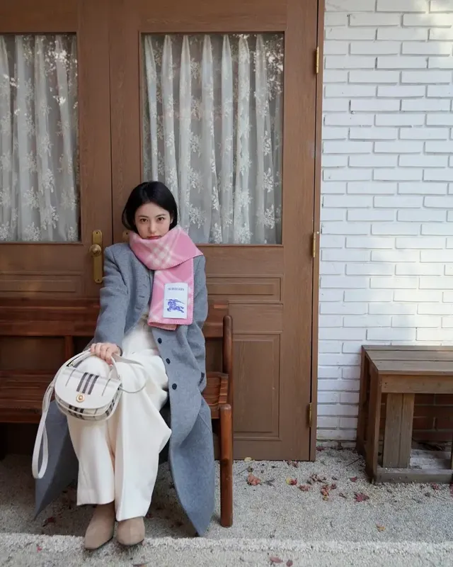 야외에서 Burberry 아우터와 머플러를 매치하여 겨울 분위기를 물씬 풍기는 신예은의 모습. /사진=신예은 인스타그램