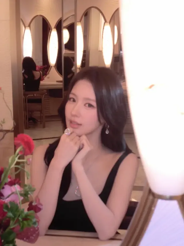 부드러운 쿠션 소파에 기대어 카메라를 응시하는 미연의 세련된 모습이다. /사진=미연 인스타그램