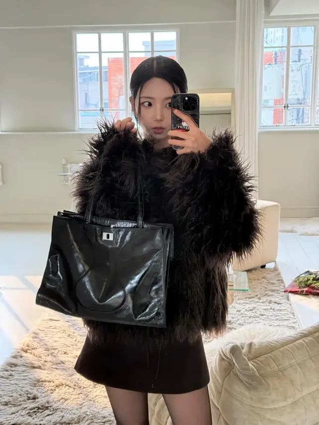 윤하정이 자연광 아래에서 부드러운 브라운 퍼 코트와 블랙 가죽 토트백으로 깊이 있는 겨울 스타일을 선보였다. /사진=윤하정 인스타그램