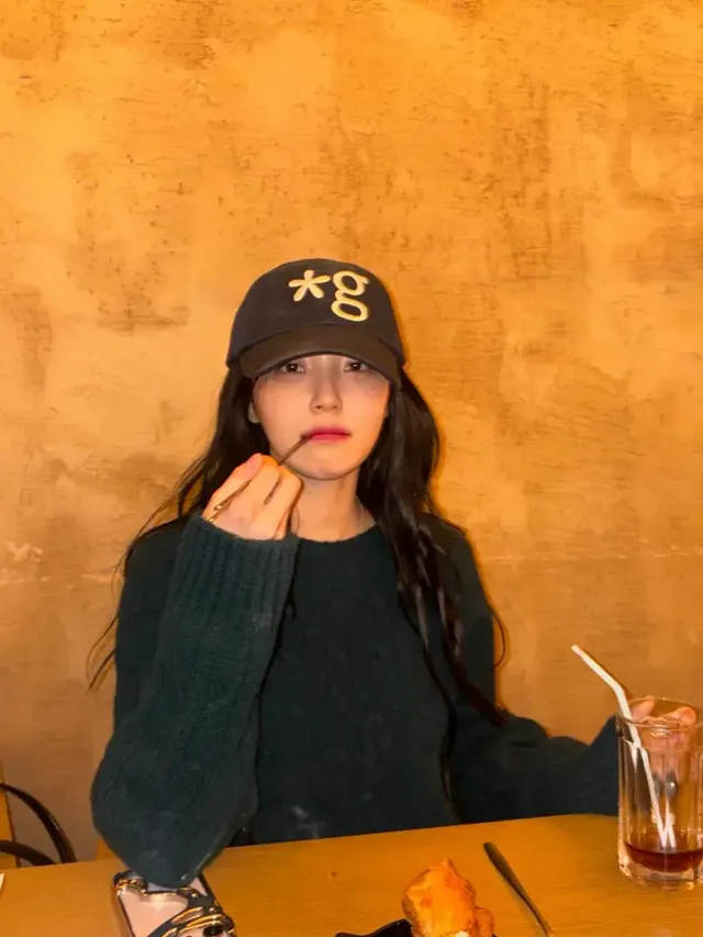 백지헌이 따뜻한 딥그린 케이블 니트와 네이비 볼캡으로 포근한 일상룩을 선보이며 편안한 분위기를 자아낸다. /사진=백지헌 인스타그램