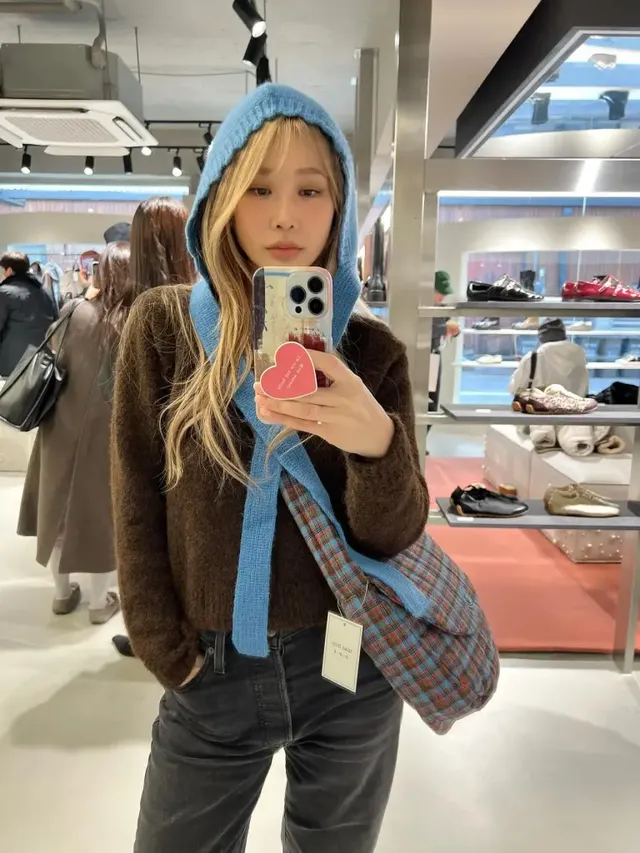 거울 셀카로 숄더백과 니트 후드의 컬러 조화를 더욱 선명하게 보여주는 제아의 모습. /사진=제아 인스타그램