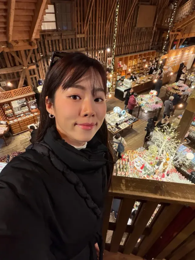  야외에서 노윤주가 감각적인 블랙 선글라스와 패딩으로 시크하면서도 활동적인 매력을 발산하고 있다. /사진=노윤주 인스타그램