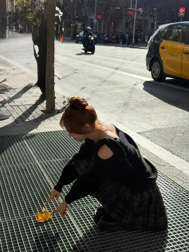 블랙 부츠와 터틀넥으로 완성한 문수아의 모던 룩이 유럽의 건축물과 어우러져 감각적인 분위기를 자아낸다. /사진=문수아 인스타그램