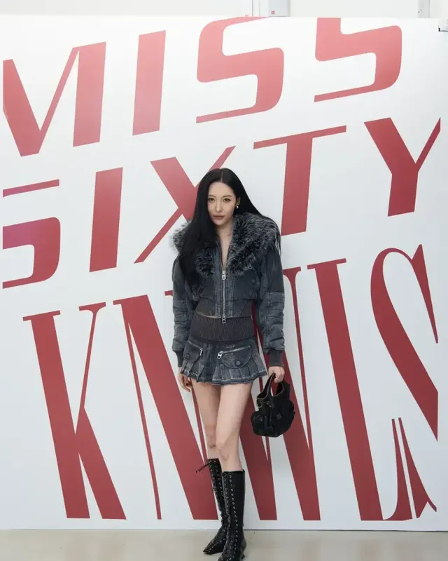 [캡션3] 포켓 디테일의 데님 미니스커트와 레이스업 부츠가 Y2K 무드를 더하며 선미의 각선미를 돋보이게 한다. /사진=선미 인스타그램