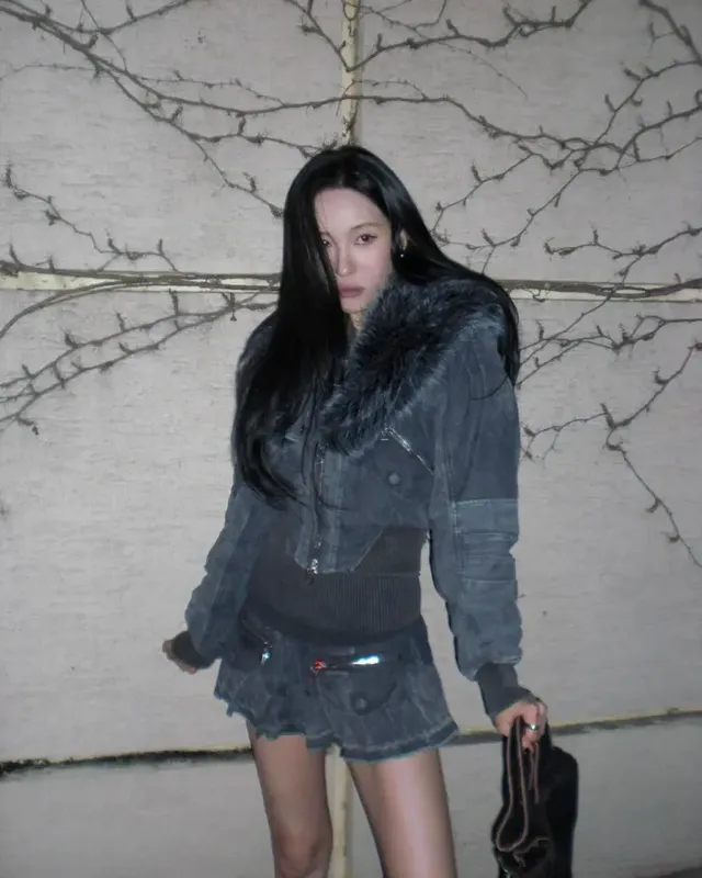 [캡션2] 풍성한 퍼 칼라 데님 재킷과 니하이 부츠로 완성된 선미의 독보적인 아우라가 시선을 사로잡는다. /사진=선미 인스타그램