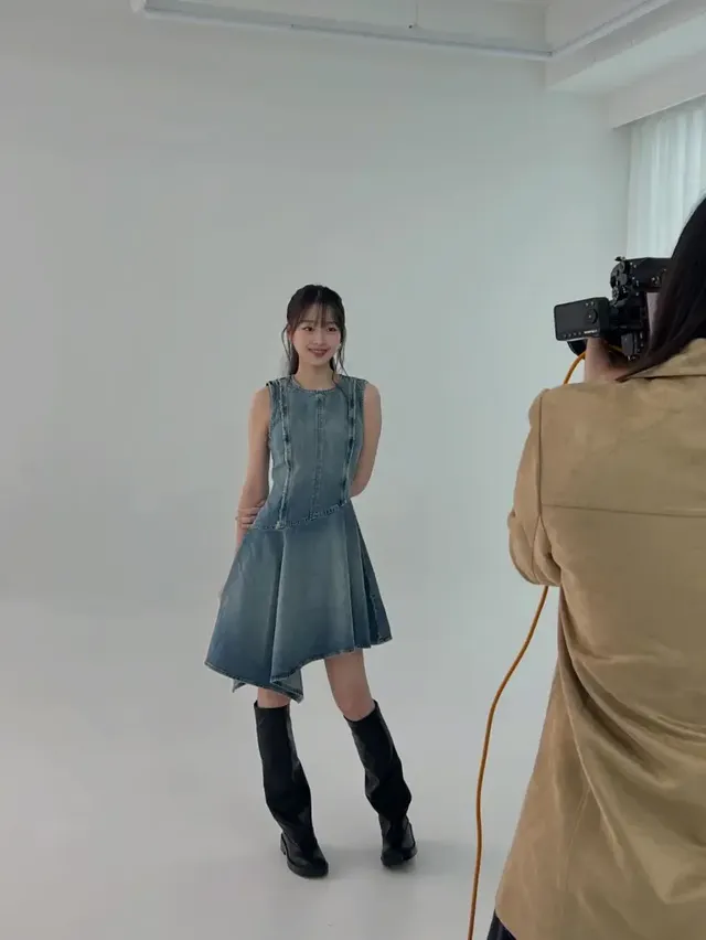 몽환적인 피치 톤 슬립 드레스를 입은 이수민이 부드럽고 우아한 실루엣을 자랑하고 있다. /사진=이수민 인스타그램 