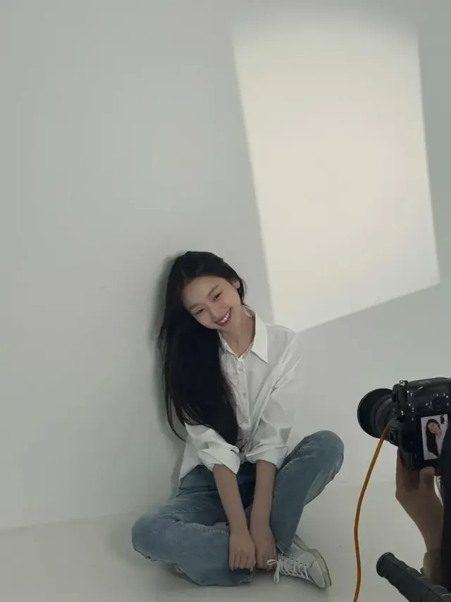 이수민이 담백한 질감의 데님 드레스를 입고 청량하면서도 하드한 분위기를 연출하고 있다. /사진=이수민 인스타그램