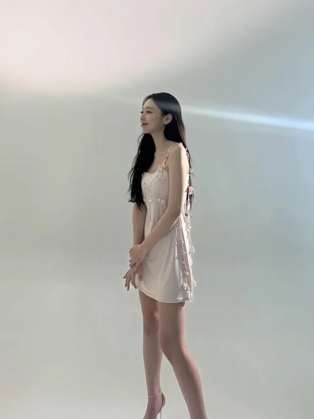 [캡션3] 화이트 셔츠와 데님 팬츠의 베이직한 조합으로 편안하면서도 클래식한 매력을 보여주는 이수민. /사진=이수민 인스타그램