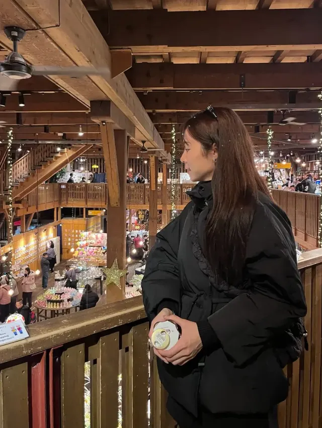 노윤주가 따뜻한 실내 공간에서 블랙 패딩 아우터와 미니스커트 조합으로 세련된 데일리룩을 선보이고 있다. /사진=노윤주 인스타그램