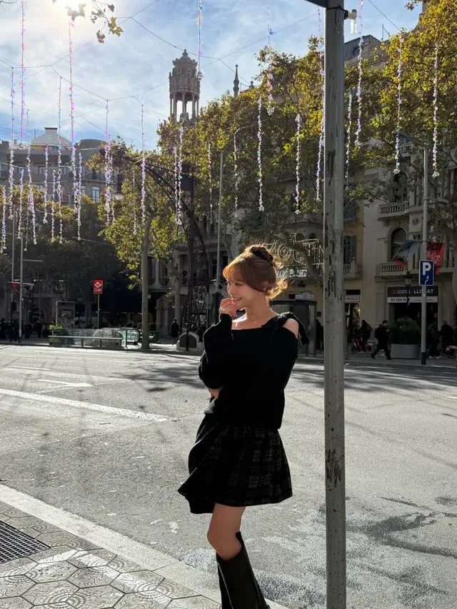 도심 속 스트리트에서 여유로운 순간을 즐기는 문수아의 모습은 자연스러운 매력을 더한다. /사진=문수아 인스타그램