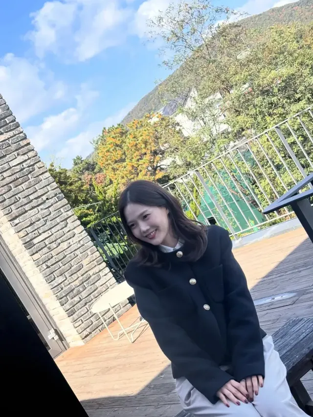 환한 미소로 카메라를 응시하는 효정의 모습에서 골드 버튼 재킷과 와이드 팬츠의 조화로운 실루엣이 돋보인다. /사진=효정 인스타그램