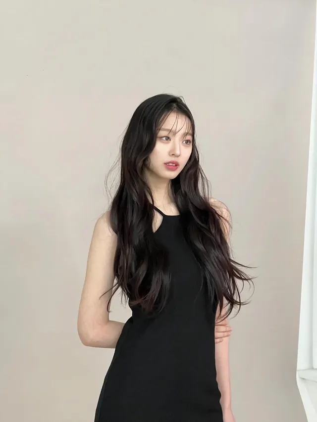 [캡션2] 절제된 블랙 슬리브리스 드레스로 이수민의 섬세한 표정과 라인이 한층 돋보이는 모습이다. /사진=이수민 인스타그램