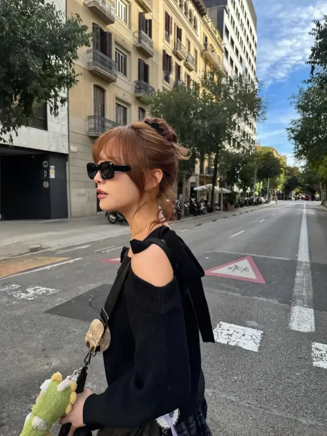 바르셀로나 거리에서 포착된 문수아의 도시적인 스타일링은 선글라스와 터틀넥 니트로 시크한 매력을 발산한다. /사진=문수아 인스타그램