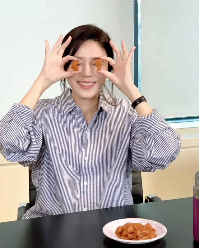 보랏빛 텀블러와 간식이 놓인 테이블 앞에서 김하늘이 따뜻한 오후의 휴식을 즐기는 모습이다. /사진=김하늘 인스타그램 