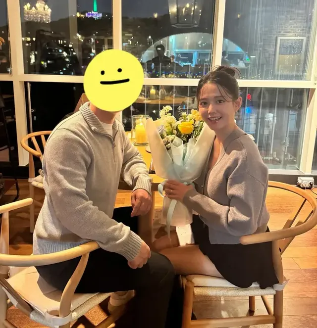 따뜻한 조명 아래 꽃다발과 함께 사랑스러운 분위기를 연출하는 남보라의 생일 디너. /사진=남보라 인스타그램