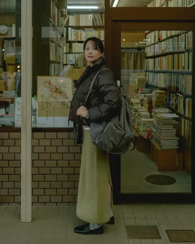 윤승아가 뉴트럴 톤의 다운 패딩과 롱스커트로 미니멀한 겨울 데일리룩을 완성한 모습. /사진=윤승아 인스타그램